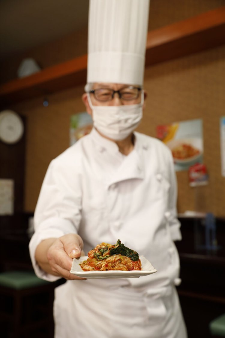 元矢さんは洋食に合うキムチ400円も手作り。クリームスープで味わえばまろやか＆ピリ辛。