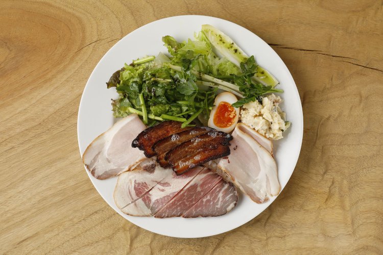 燻製ランチ950円はハム2種、ベーコンの下にご飯。ポテサラはいぶりがっこ入り。豆と野菜コンソメスープ、サラダ、コーヒー付き。