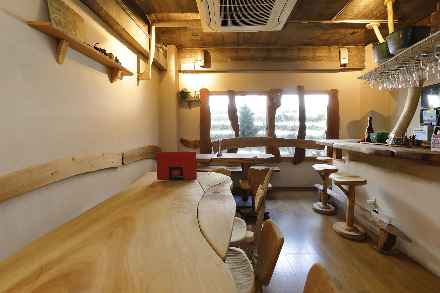 伊豆稲取の流木作家による内装、家具でしつらえる。