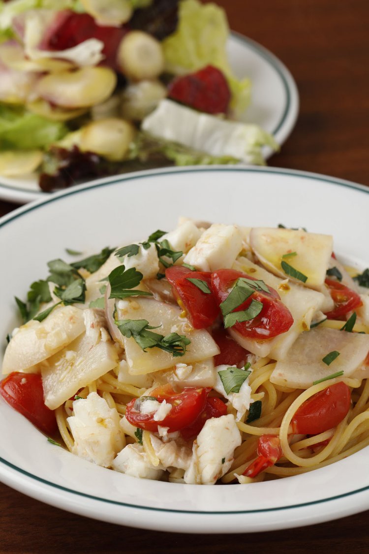 日替わりパスタランチ（平日）はサラダ付き1000円。土曜は前菜付きで1500円。写真はヒラメとカブ、ミニトマトのスパゲッティー。