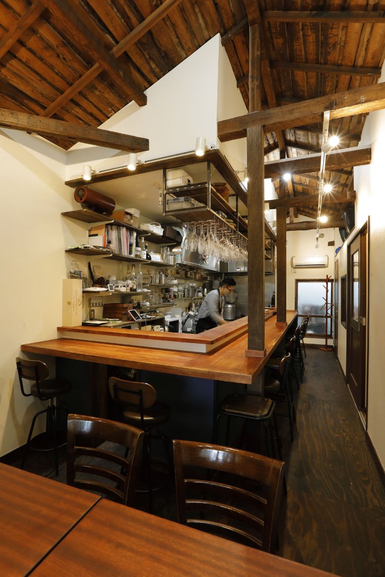 カウンター席。夜はワインと小皿料理の飲みに、パスタで食事にも使える。