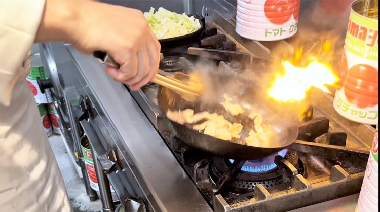 国産もち豚のロースをバターでソテーし白ワインを加えて炒めるため、肉にはモッチモチの弾力と上品なワインの香りがふんわり。