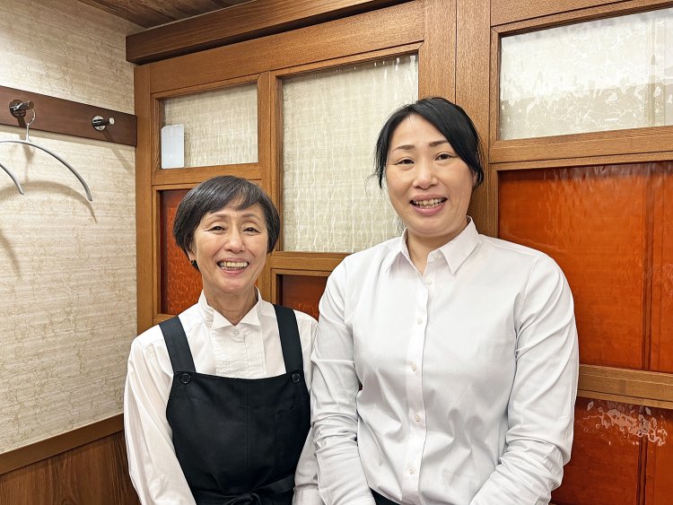写真左から、終始朗らかな2代目女将の中山曜子さんと、その娘で（3代目女将とウワサの）中山智映子さん。