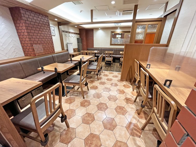 新宿末廣亭の隣のビルの地下１階にある。イートインはもちろん、オムライスやハンバーグ、ナポリタンなどのお弁当も好評だ。