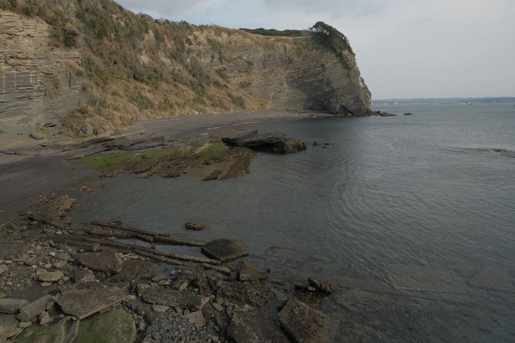 道なりに歩いてオオトリ浜と呼ばれる海岸へ出る。手前の海面には回天10型を発射させるための帯状のコンクリート台座遺構が現れている。