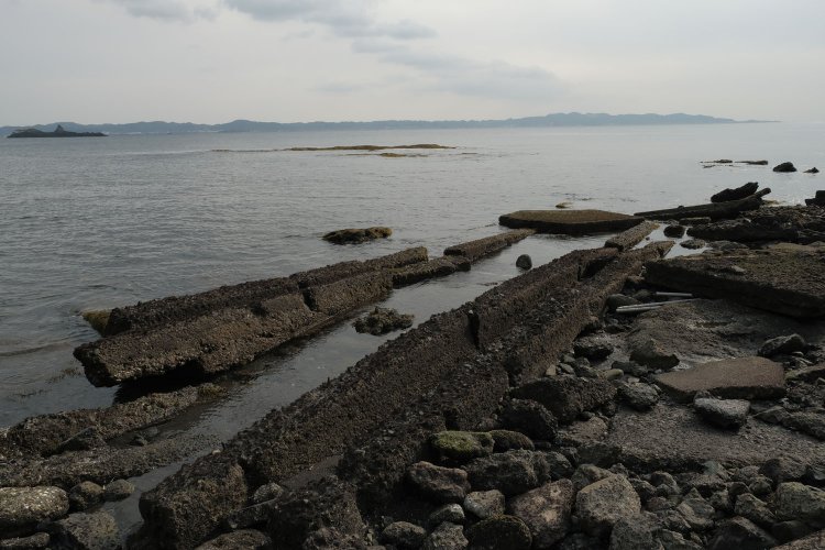 干潮時だったので、台座に近寄って観察できた。コンクリートの質はあまり良くなさそうだ。