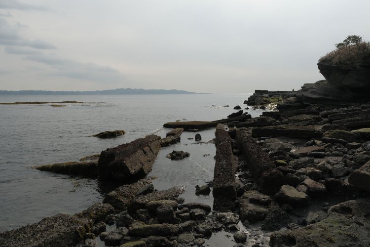 発射用の台座は鉄道線路のようにレールが備わっていたのか、はたまたインクラインのように幅広であったのか、謎のまま岬の散策を終える。