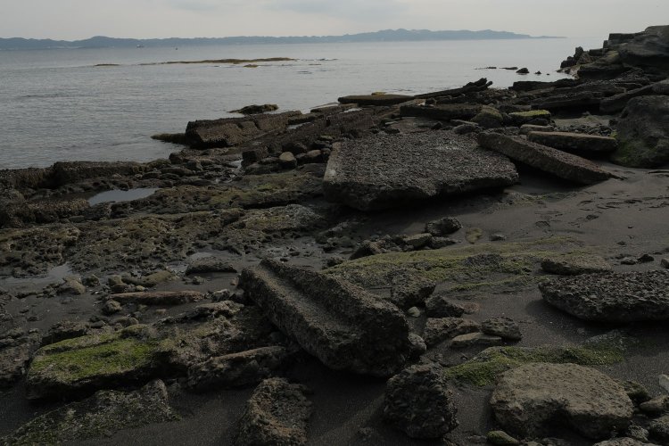 手前は溝があることから発射レールの台座であったのか。奥は平べったいからスロープ部分であったのか。この状況だけでは分かりにくかった。