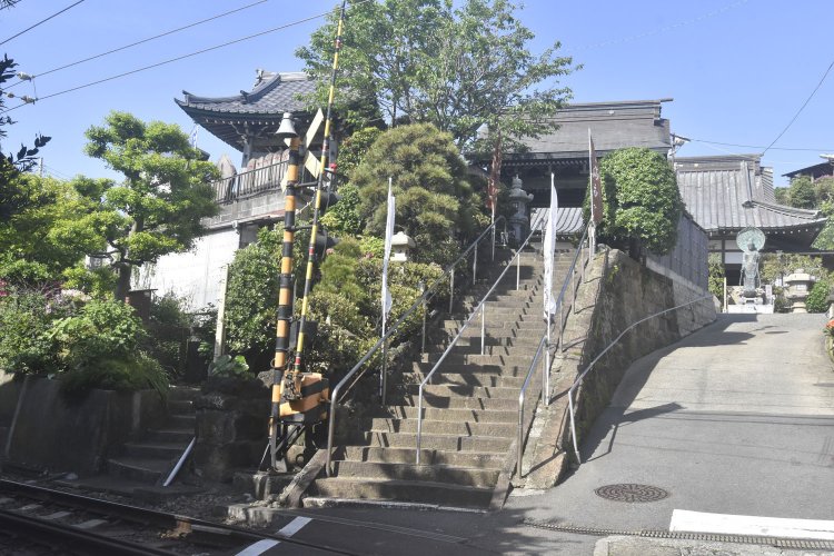 駅から3分ほどで満福寺の入り口に到着する。
