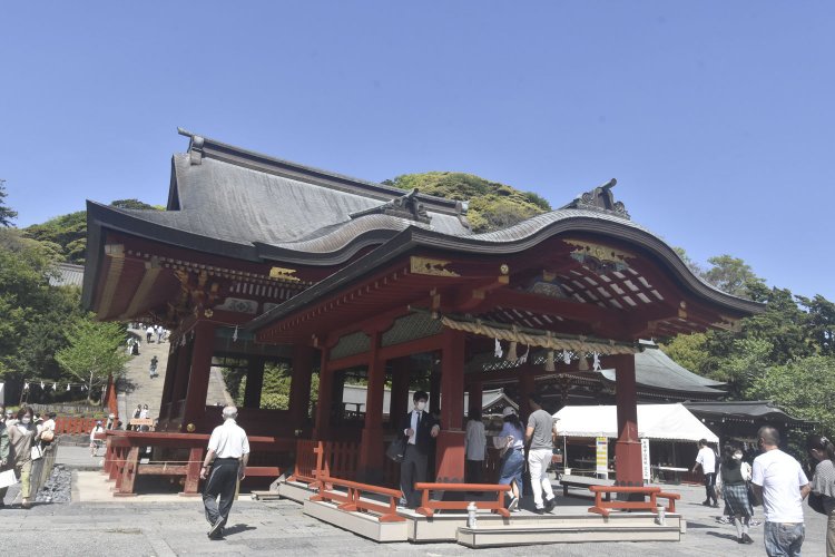 静御前が義経を慕い舞った若宮廻廊跡に建つ舞殿。