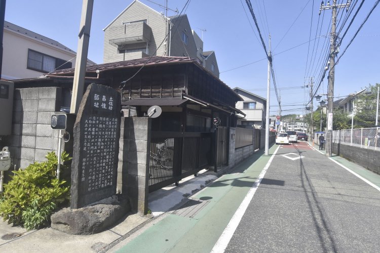 小町大路の脇にひっそりと建つ土佐坊昌俊の邸宅跡を示す碑。