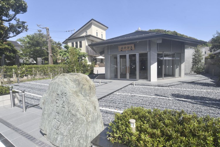 日蓮上人辻説法跡の隣に新たに建設された日蓮堂。