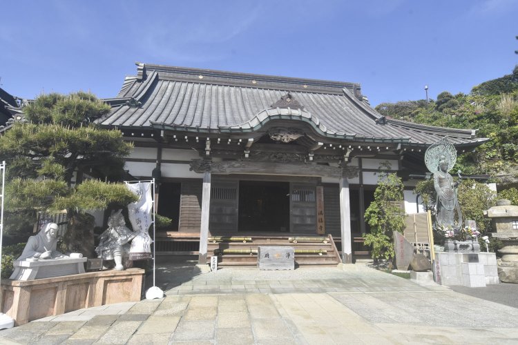 石段を登れば本堂の前に出る。