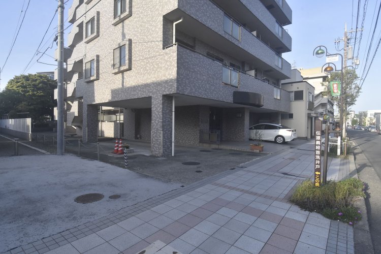 国道467号線の歩道に建つ、首洗井戸の案内標識。