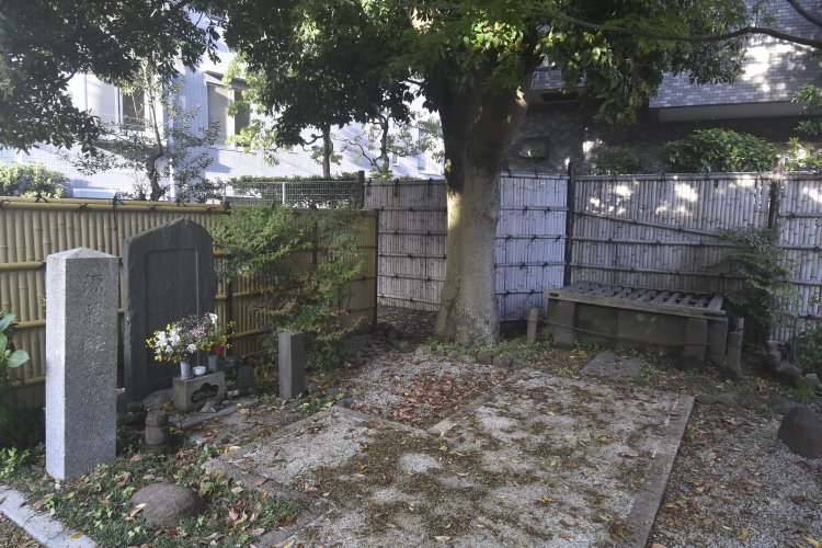 マンションの間の小さな児童公園の隅にある首洗井戸。