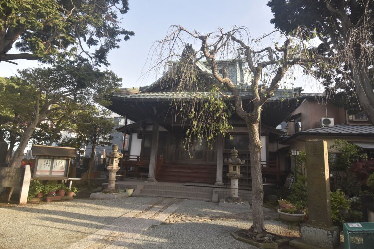 義経の位牌が納められている荘厳寺。