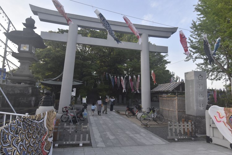 義経と弁慶の首が飛んできたと伝わる白旗神社。