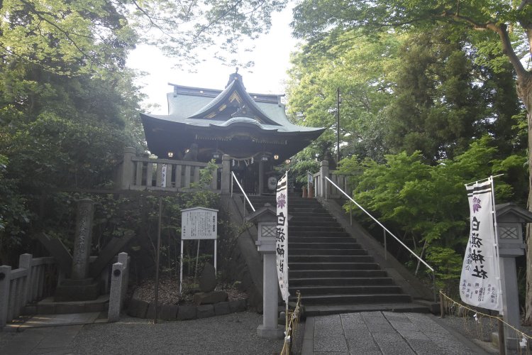 石段の左側に建つのが源義経公鎮霊碑。