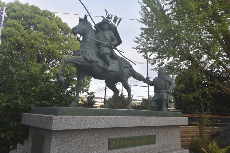 境内には義経・弁慶主従の絆が感じられる像も建つ。