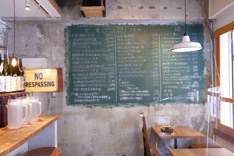 壁の一部は黒板になっており、メニューがびっしりと書かれている。