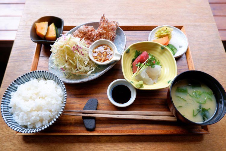鶏唐揚げ・刺身盛合わせ定食1320円。