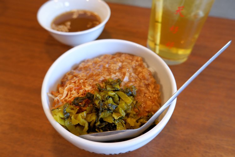 魯肉飯（スープ付き）900円＋ドリンクセット300円。