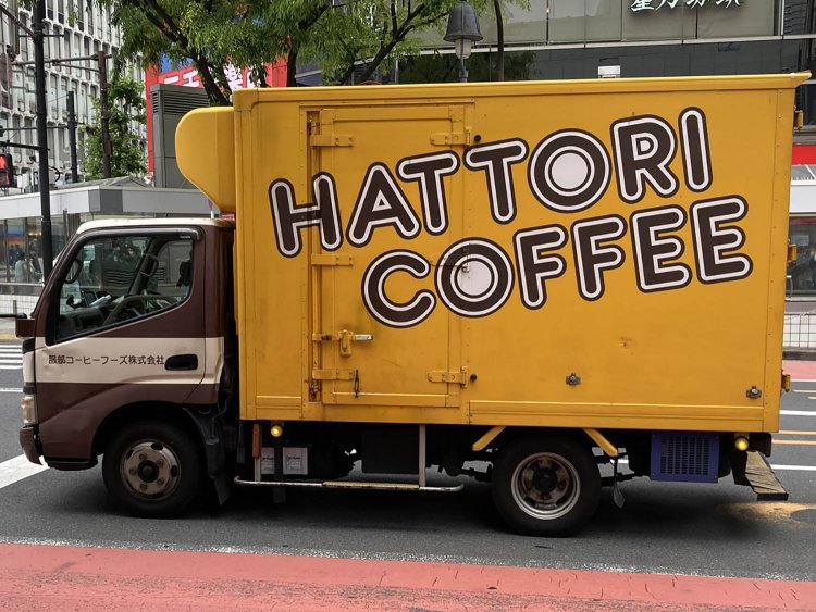 コーヒー会社のトラック。この会社のホームページのトップにはこのトラックが紹介されており、力を入れていることがわかる。
