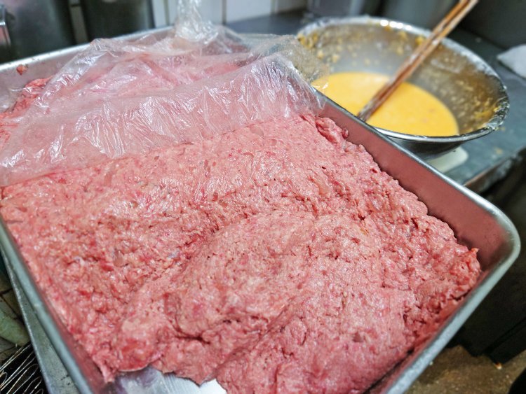 ひき肉と野菜を合わせたメンチカツのタネ。タネを成形してそのまま焼けばハンバーグになる。