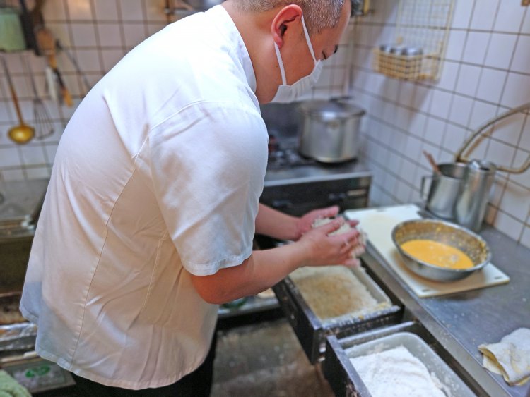 注文毎にタネをまとめ、溶き卵、小麦粉、パン粉をつけていく。