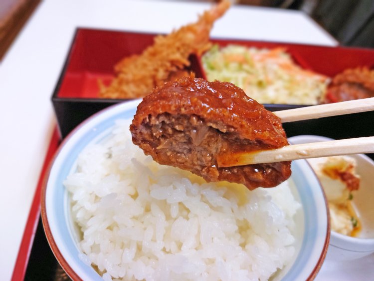 まずはメンチカツから。デミグラスソースはやさしい味わい。