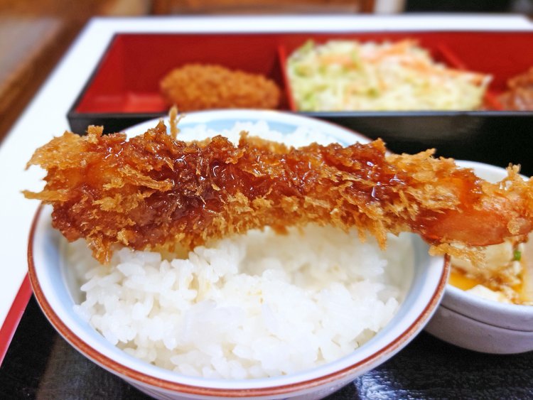 海老フライは薄衣で仕上げてこの大きさ。弾けるようなぷりぷり食感♪