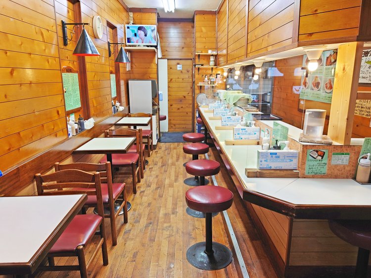 昔の趣を残す店内。現在はコロナ禍で2席減らしてL字カウンター6席、テーブル6席、計12席。