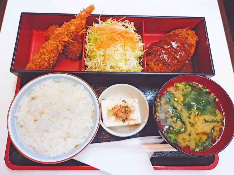 曜日でおかずが変わる、日替りランチ980円。冷奴、ライス、みそ汁、キャベツサラダ付き。