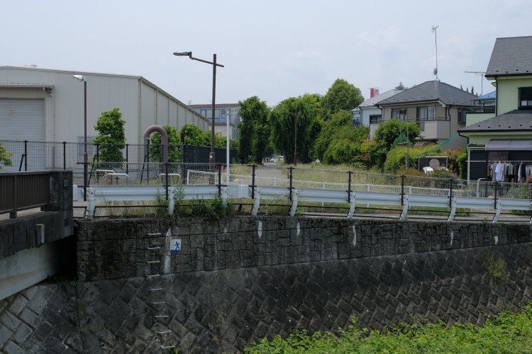 横田基地方向の自転車道を見る。交差するのは残堀川。導水管はこの真下に埋まっているはず。
