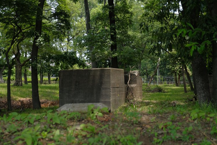同じく採石場跡の遺構。なお柵があるために遺構へ近づくことはできない。