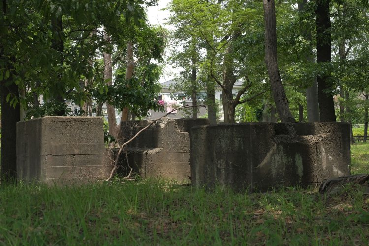 採石場跡の遺構。これは桟橋の土台部分だったのだろうか。