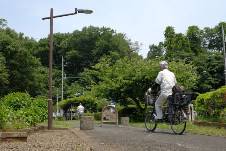 都道55号線付近はちょっと休憩できる空間がある。左手には軽便鉄道時代の倉庫が残っていたようだが見当たらなかったので解体されたのだと思う。