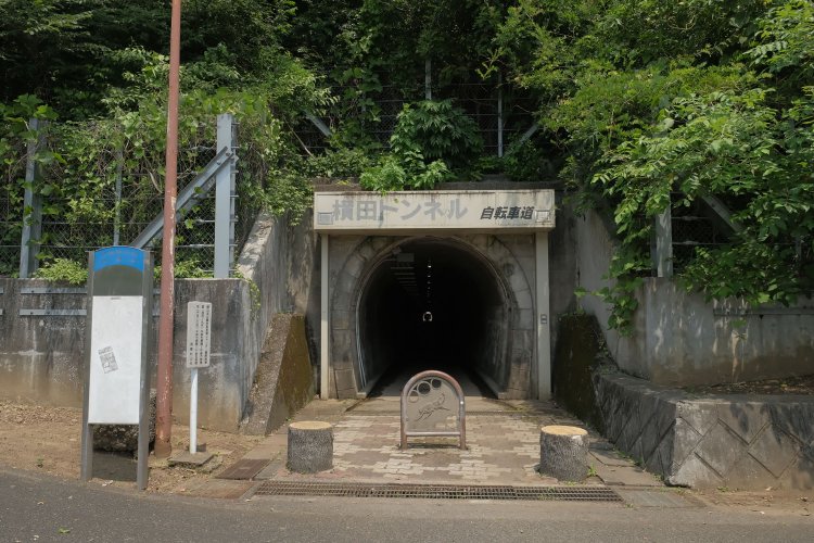 時間になると閉鎖するためトンネル上部にはシャッターがある。このようにシャッターが増設された構造の廃トンネルも珍しい。