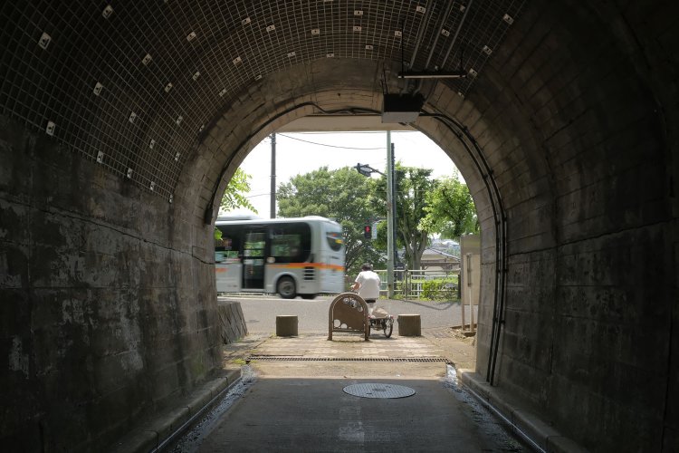 涼しい。炎天下から入ると天国だ。振り返っていまきた自転車道を見る。トンネル内は補強工事がされていた。