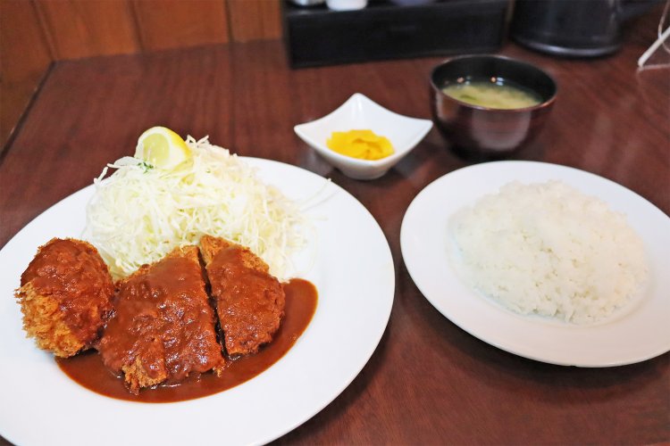 メンチカツとカニクリームコロッケ、ライス、みそ汁、おしんこもついて880円。