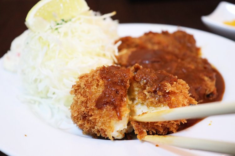 サックサクの衣、奥深い味わいのデミグラスソース、至福のランチタイムがここにある。