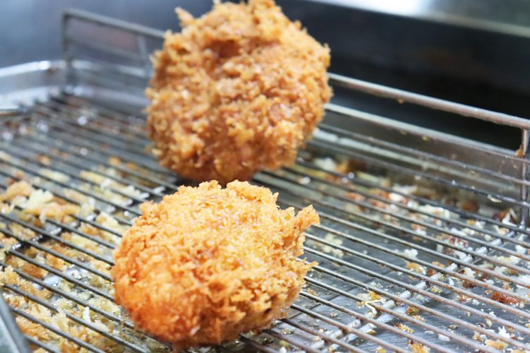 サックサクの揚げたてメンチカツとカニクリームコロッケ。揚げ物は苦手という人も、ぜひ一度味わってみてほしい。