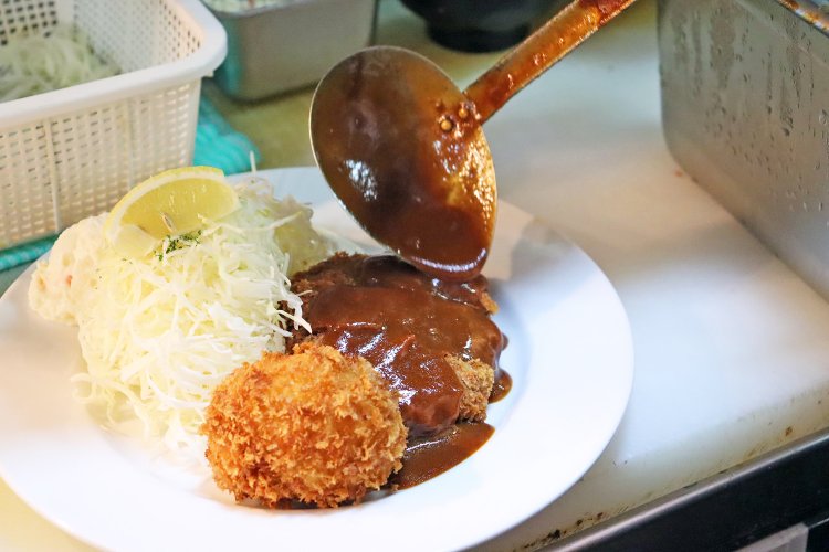 たっぷりと注がれるデミグラスソースも、『洋食KOBAYA』の代名詞。