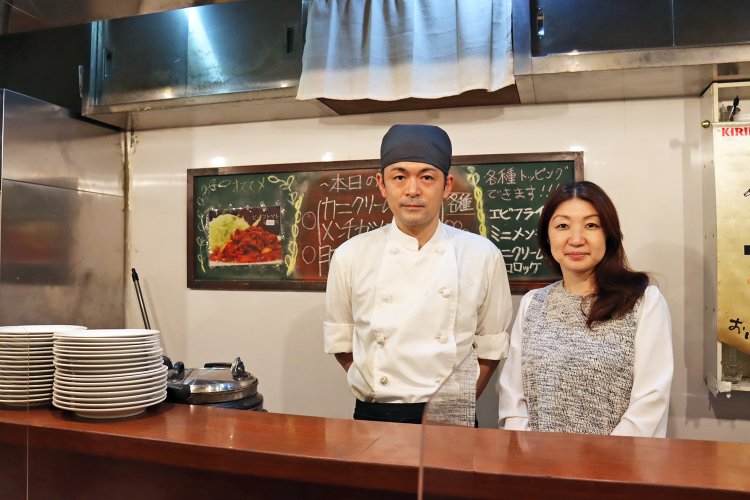 「おいしかった」の一言を励みに腕を磨き続ける和夫さんと、笑顔が素敵な奥様の千華子さん。支え合いながら念願の店をオープン。