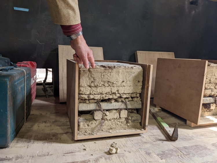 壁は何層にもなっていて、30cm角で42kgもある。これも蔵が丈夫だった理由の一つ。