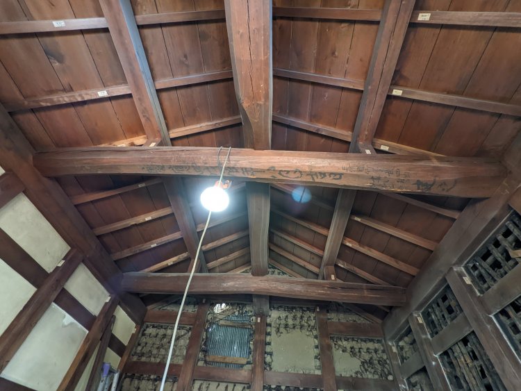 大きく墨書銘が入れられた天井の梁。