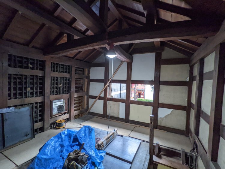 解体が進む蔵。壁土も落とされ、下地として組まれた木舞（こまい）が見える。