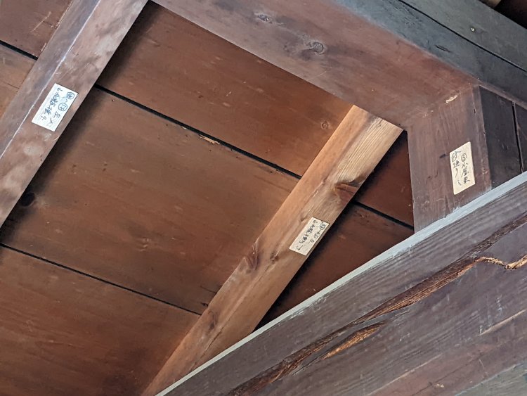 解体する前に柱、梁など、それぞれに部位名、番号を振り、復元の際の目印にする。