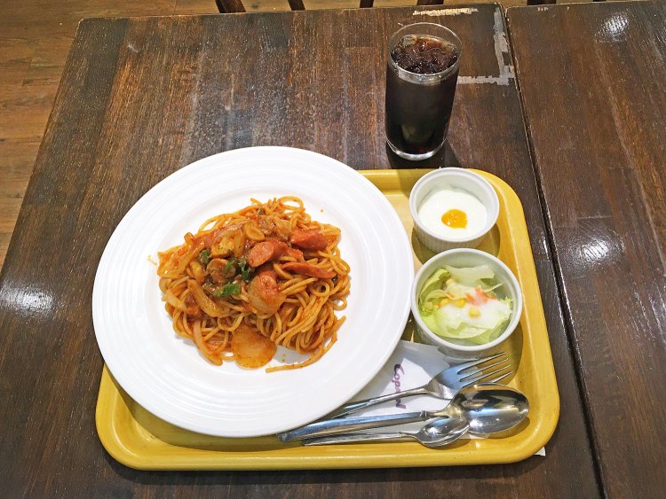 この日のプチデザートはヨーグルト。ミニサラダにはフレンチドレッシングがかけられている。