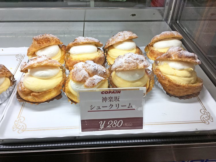 看板メニューの神楽坂シュークリーム。遅い時間だと売り切れることも。